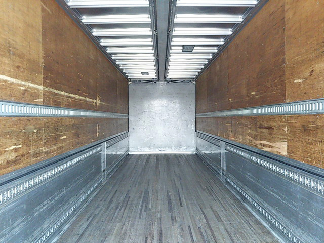 いすゞギガアルミウイング大型（10t）[写真10]