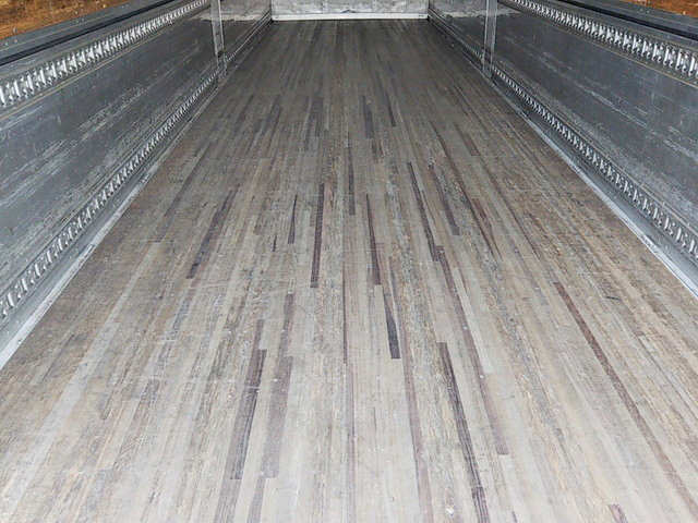 いすゞギガアルミウイング大型（10t）[写真11]