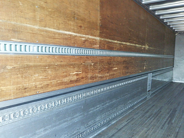 いすゞギガアルミウイング大型（10t）[写真12]