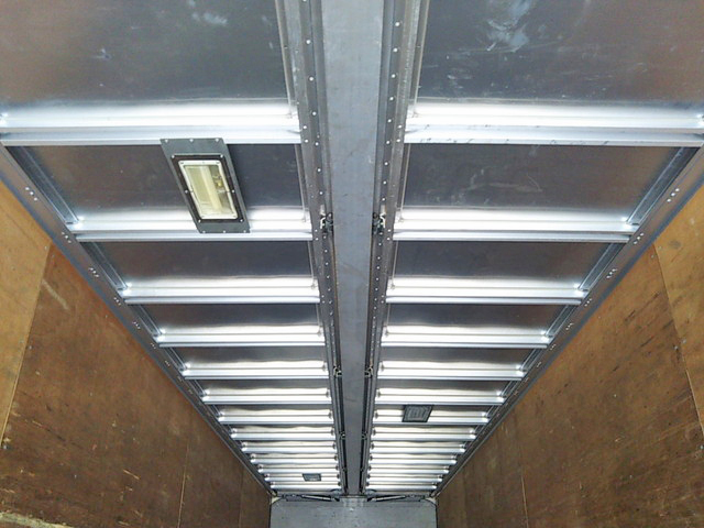 いすゞギガアルミウイング大型（10t）[写真14]