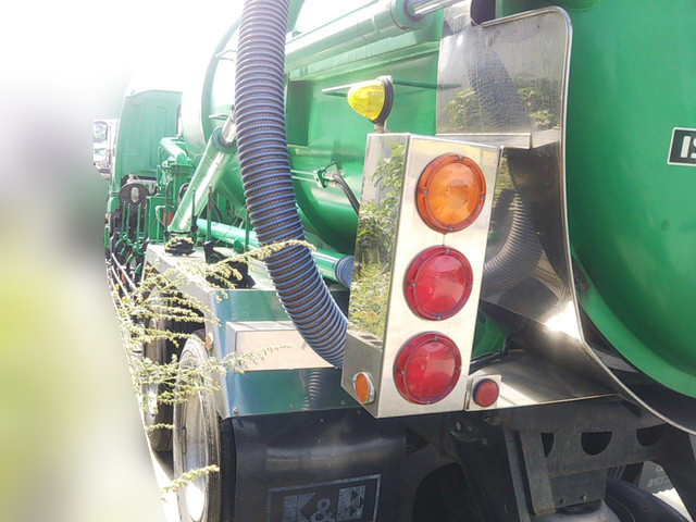 いすゞギガ汚泥吸引車大型（10t）[写真04]