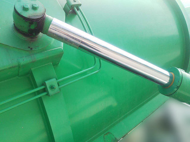 いすゞギガ汚泥吸引車大型（10t）[写真09]