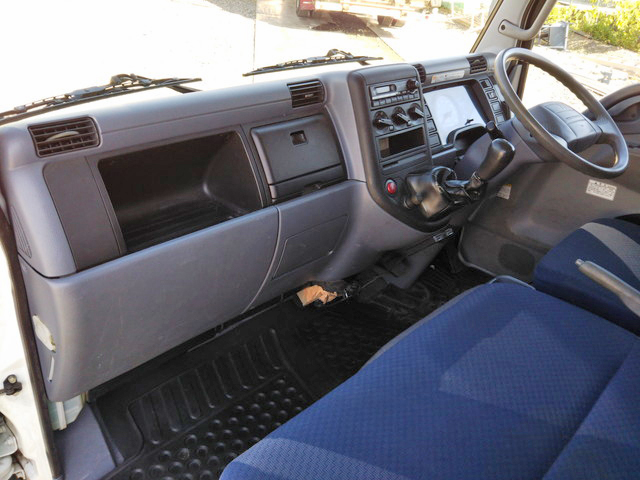 三菱ふそうキャンターガッツアルミバン小型（2t・3t）[写真30]