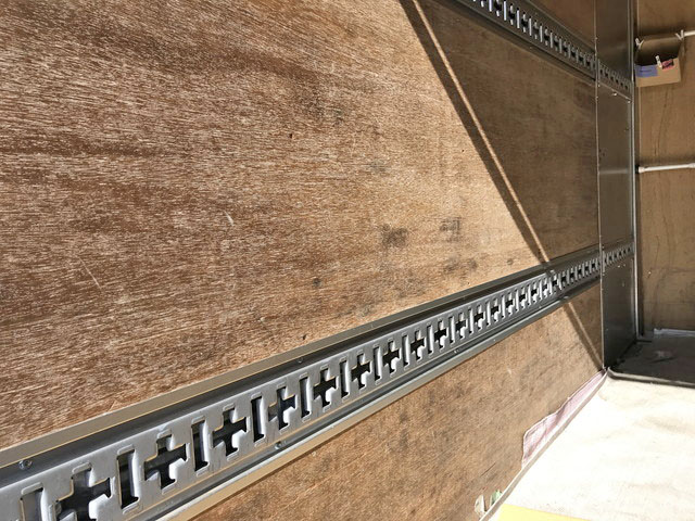 三菱ふそうキャンターパネルバン小型（2t・3t）[写真08]