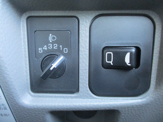 三菱ふそうキャンターアルミウイング小型（2t・3t）[写真35]