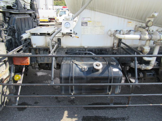 三菱ふそうスーパーグレートバルク車（粉粒体運搬車）大型（10t）[写真13]