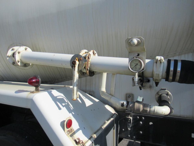 三菱ふそうスーパーグレートバルク車（粉粒体運搬車）大型（10t）[写真15]