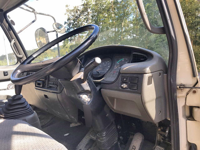 UDトラックスコンドル幌ウイング中型（4t）[写真24]