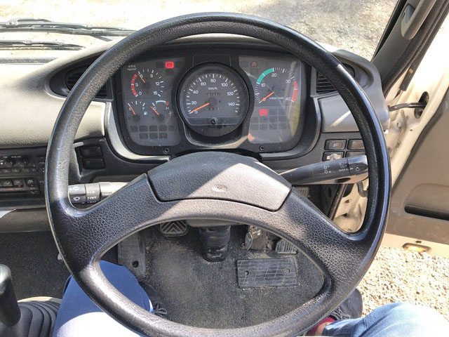 UDトラックスコンドル幌ウイング中型（4t）[写真25]