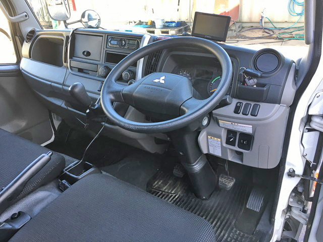 三菱ふそうキャンター平ボディ小型（2t・3t）[写真35]