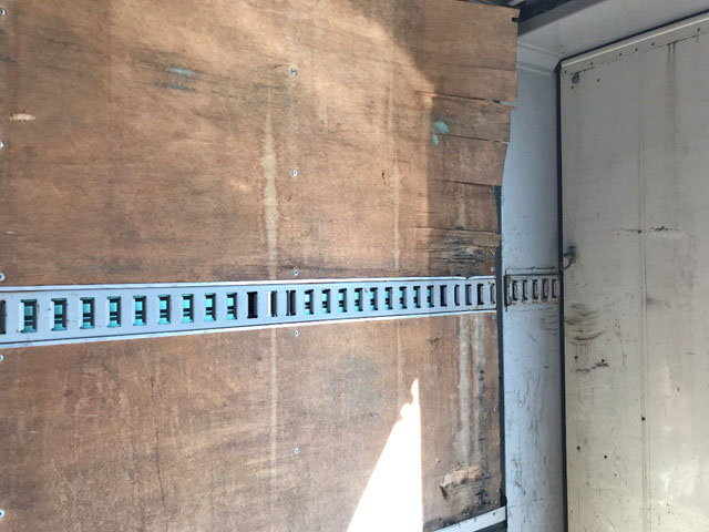 いすゞギガアルミウイング大型（10t）[写真11]