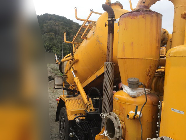 いすゞフォワード汚泥吸引車中型（4t）[写真11]