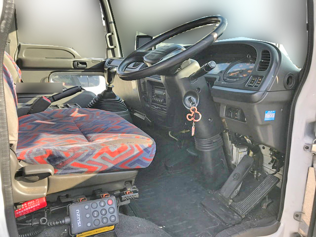 いすゞフォワードアルミウイング中型（4t）[写真32]