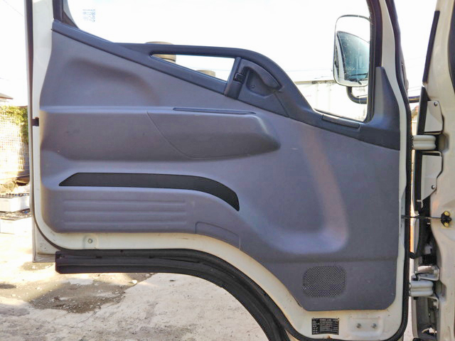 三菱ふそうキャンター平ボディ小型（2t・3t）[写真29]