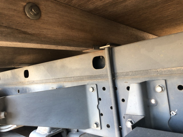 いすゞエルフ平ボディ小型（2t・3t）[写真11]