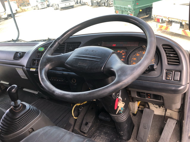 いすゞフォワードアルミウイング中型（4t）[写真32]