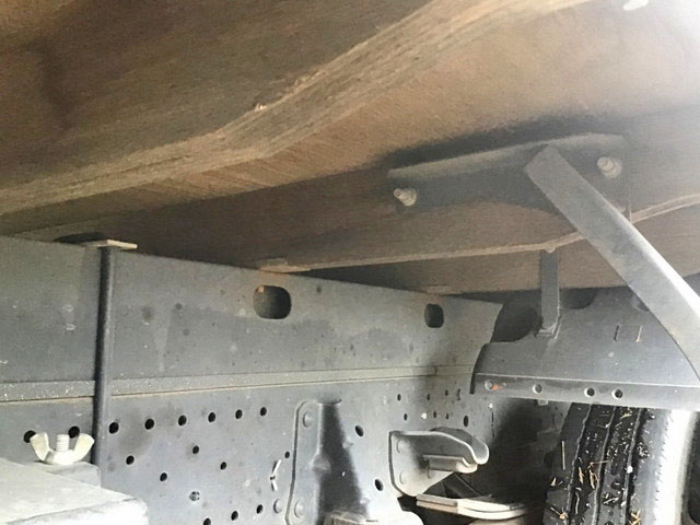 いすゞエルフ平ボディ小型（2t・3t）[写真17]