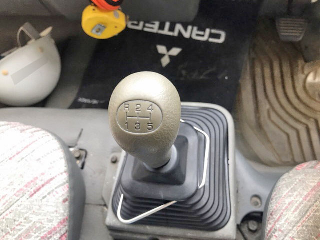 三菱ふそうキャンター平ボディ小型（2t・3t）[写真25]