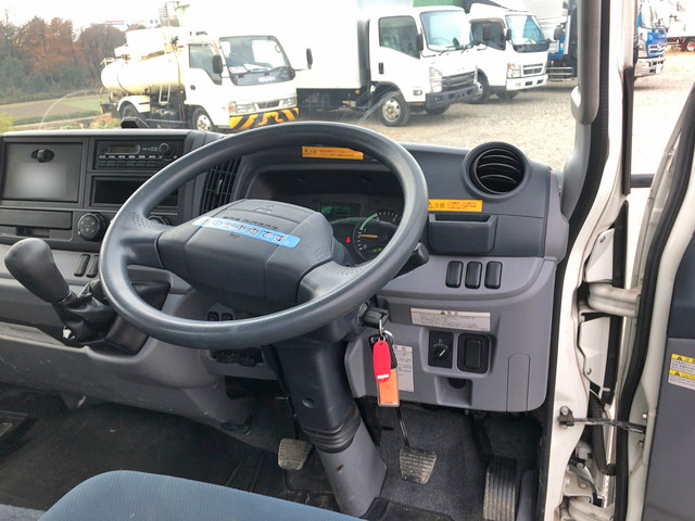 三菱ふそうキャンター平ボディ小型（2t・3t）[写真33]