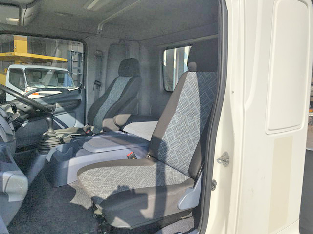 日野レンジャー平ボディ中型（4t）[写真32]