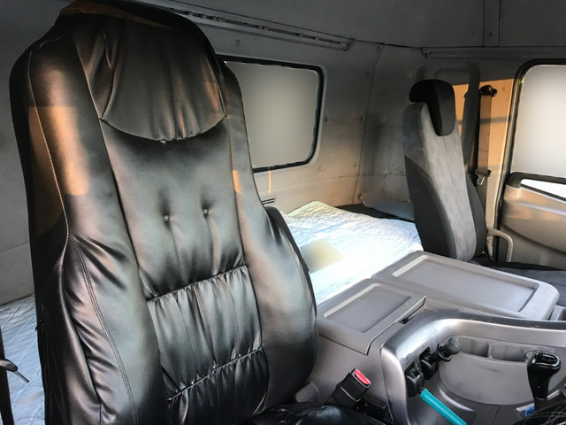 UDトラックスクオントレーラーヘッド（トラクターヘッド）大型（10t）[写真17]