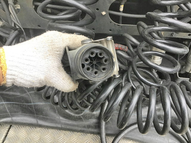 UDトラックスクオントレーラーヘッド（トラクターヘッド）大型（10t）[写真11]