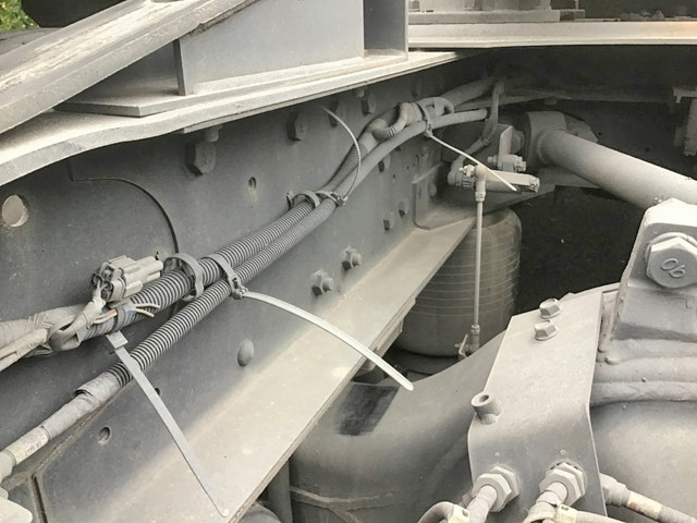 UDトラックスクオントレーラーヘッド（トラクターヘッド）大型（10t）[写真14]