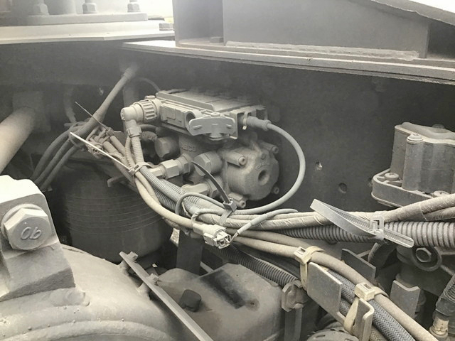 UDトラックスクオントレーラーヘッド（トラクターヘッド）大型（10t）[写真16]