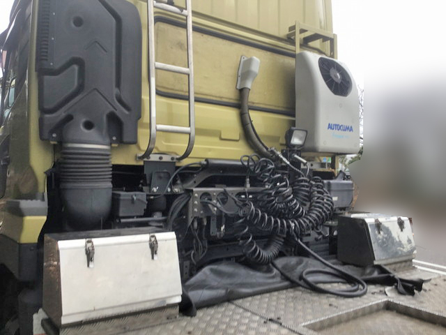 UDトラックスクオントレーラーヘッド（トラクターヘッド）大型（10t）[写真08]