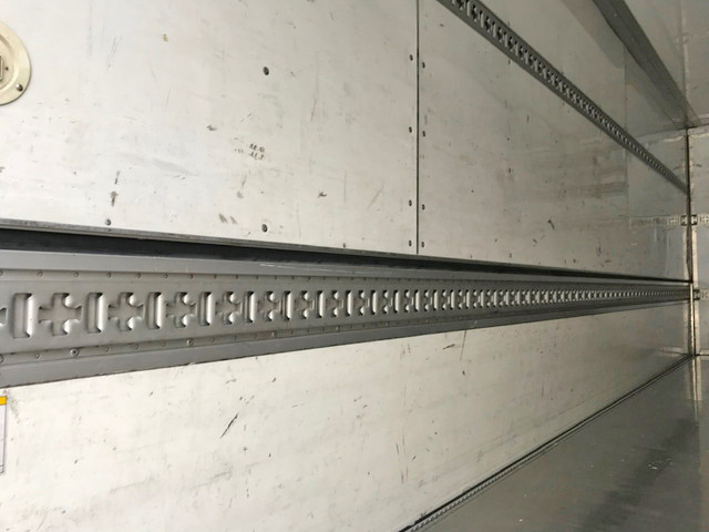 日野レンジャー冷蔵冷凍ウイング中型（4t）[写真13]