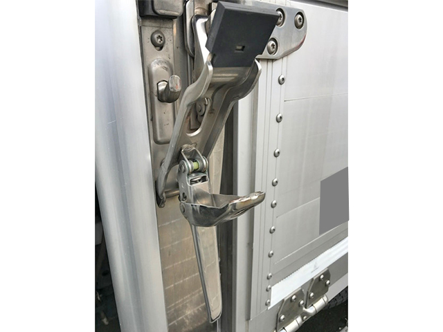 日野レンジャー冷蔵冷凍ウイング中型（4t）[写真22]