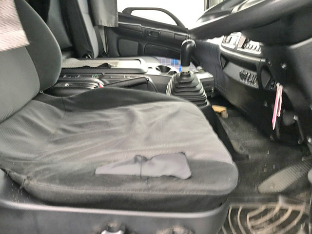 日野レンジャー冷蔵冷凍ウイング中型（4t）[写真30]