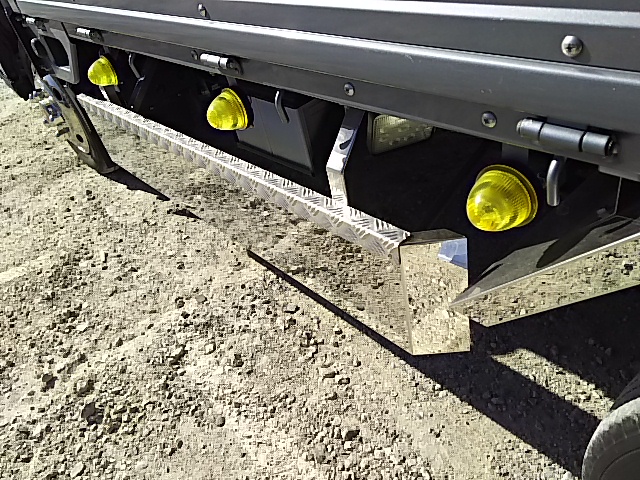 いすゞエルフ平ボディ小型（2t・3t）[写真18]