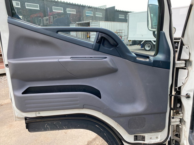 三菱ふそうキャンター平ボディ小型（2t・3t）[写真24]