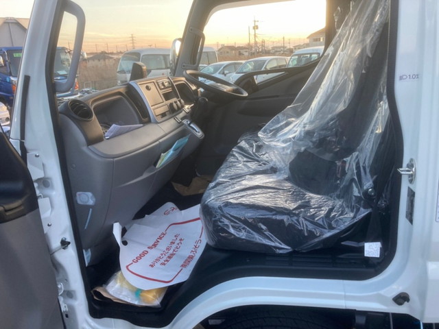 三菱ふそうキャンターアルミバン小型（2t・3t）[写真12]