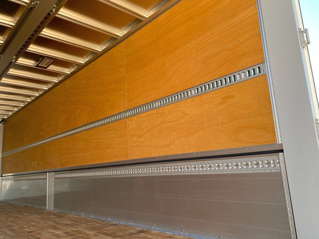 いすゞギガアルミウイング大型（10t）[写真18]