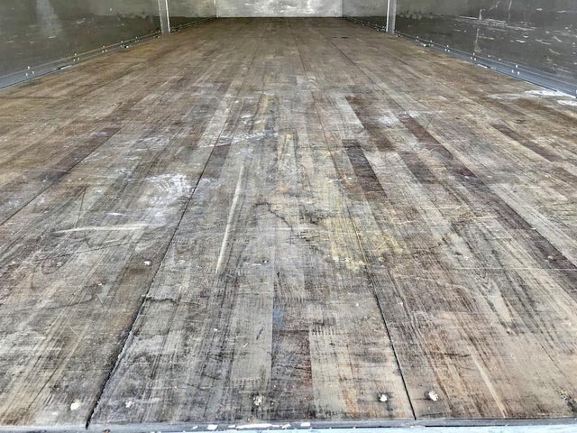 UDトラックスクオンアルミウイング大型（10t）[写真13]