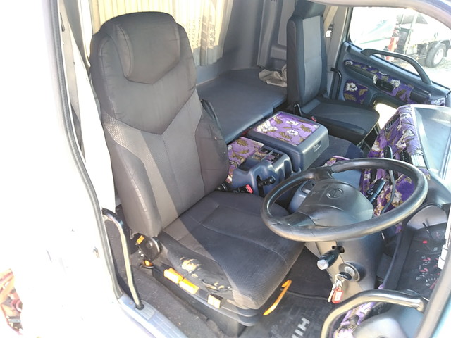 日野プロフィアトレーラーヘッド（トラクターヘッド）大型（10t）[写真28]