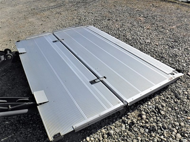 日野レンジャー冷蔵冷凍ウイング中型（4t）[写真14]