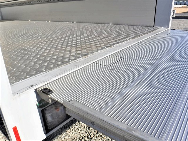 日野レンジャー冷蔵冷凍ウイング中型（4t）[写真15]