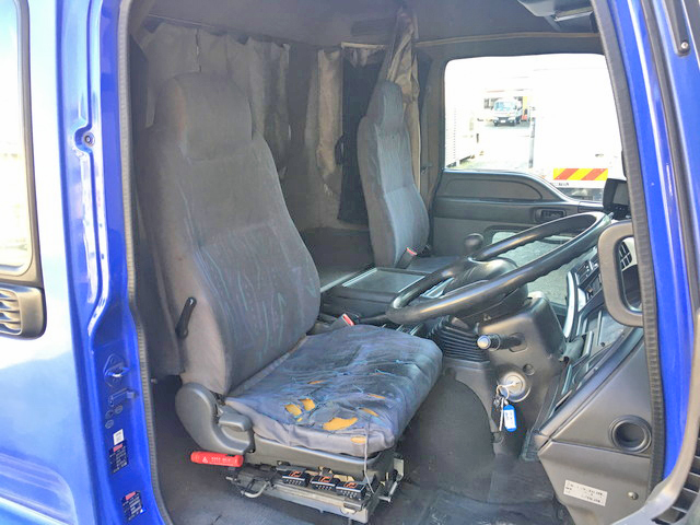 いすゞフォワードアルミウイング中型（4t）[写真32]