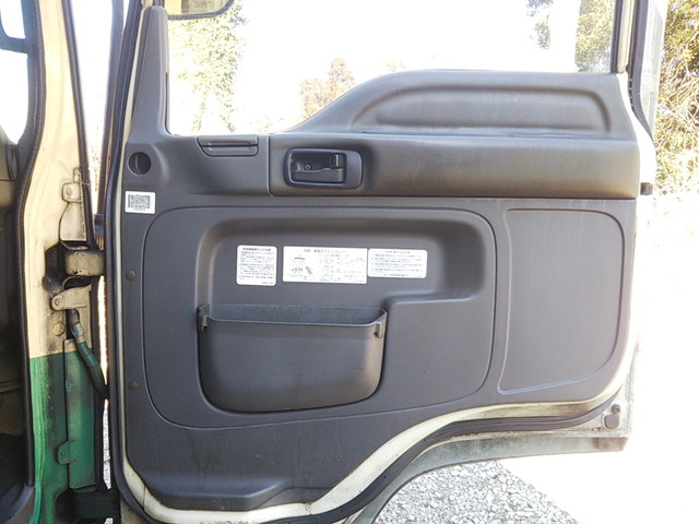 いすゞフォワード幌ウイング中型（4t）[写真25]