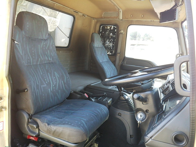 いすゞフォワード幌ウイング中型（4t）[写真26]