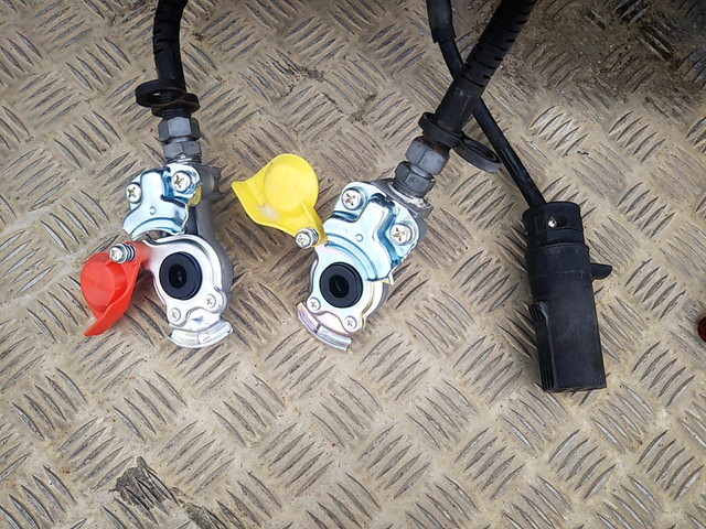 UDトラックスクオントレーラーヘッド（トラクターヘッド）大型（10t）[写真12]