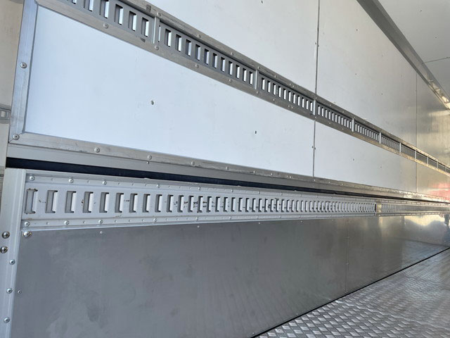 いすゞフォワード冷蔵冷凍ウイング増トン（6t・8t）[写真12]