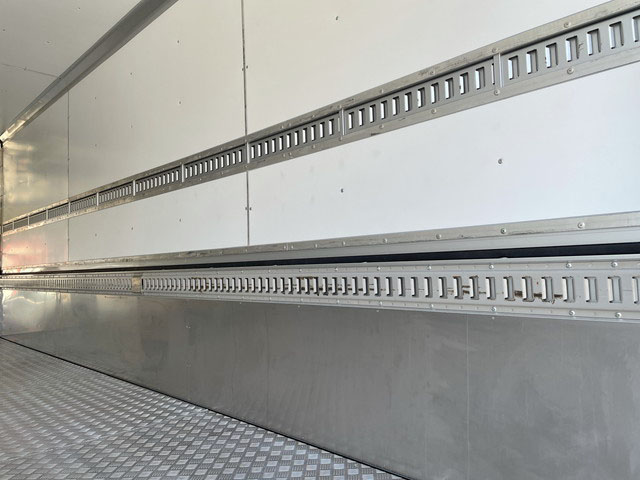 いすゞフォワード冷蔵冷凍ウイング増トン（6t・8t）[写真13]