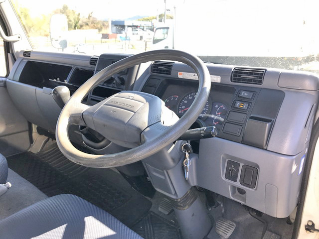 三菱ふそうキャンターアルミバン小型（2t・3t）[写真32]