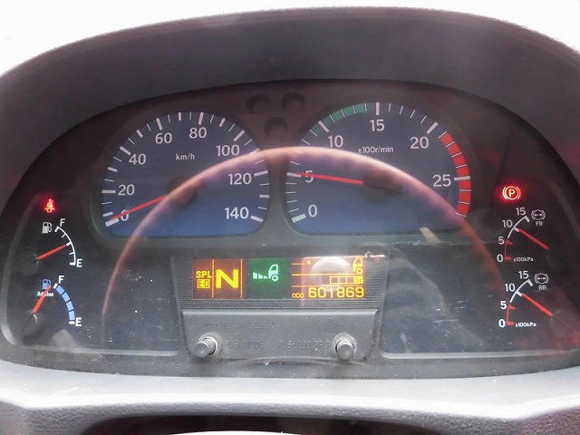 UDトラックスクオン深ダンプ（土砂禁ダンプ）大型（10t）[写真16]