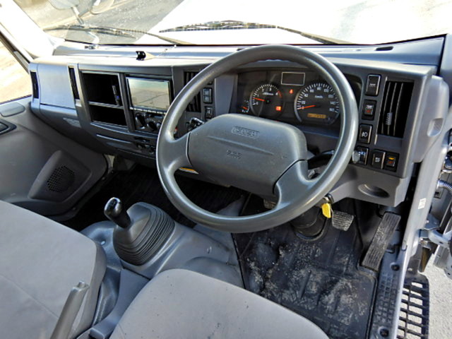 いすゞエルフアルミバン小型（2t・3t）[写真25]