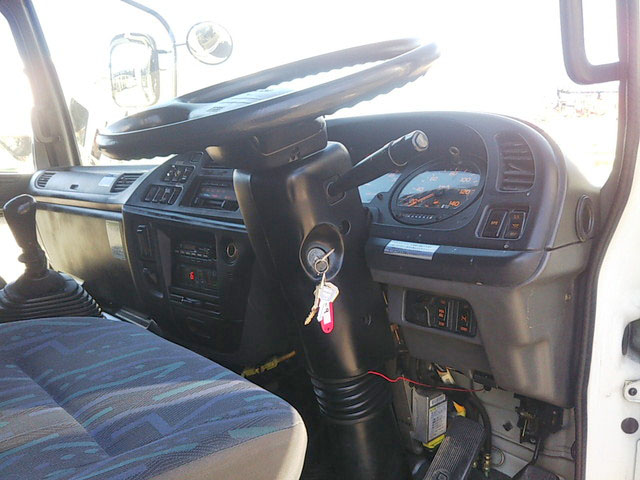 いすゞフォワード冷凍車（冷蔵車）中型（4t）[写真31]